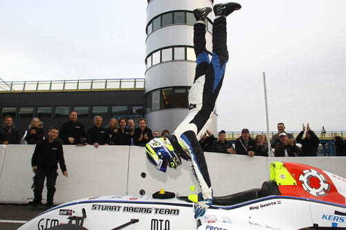 Autocoureur viert titel na thriller met handstand op de auto + FOTO